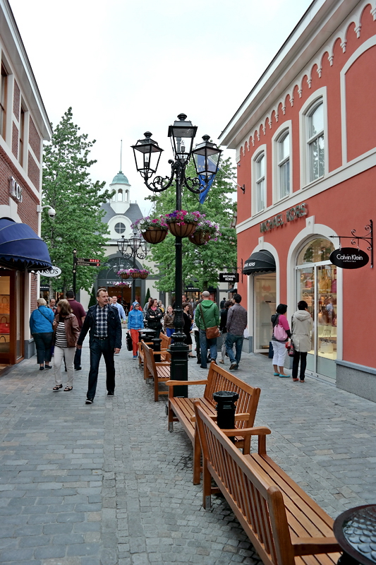 Holland 6 - 2013 _SAM_0681.jpg - Den Einkaufsbummel durch Roermond haben wir ohne unseren Felix gemacht  ( das wäre für den armen Kerl Stress pur gewesen )